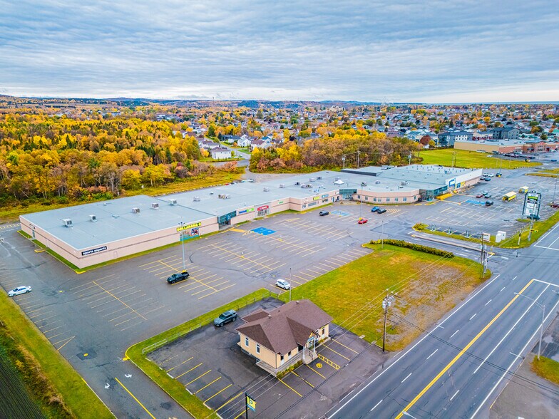 More Photos Of 597 Av Du Phare E, Matane Storefront For Lease