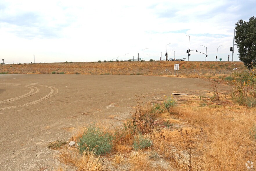 More Photos Of 10555 12th Ave, Hanford Land For Lease