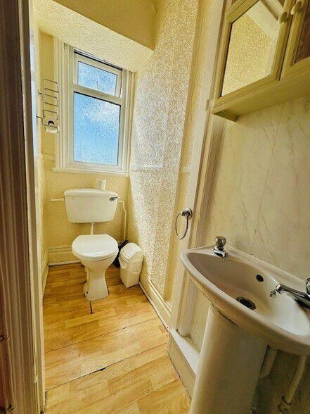 More Photos Of 4 Station Rd, Blackpool Hotel For Sale