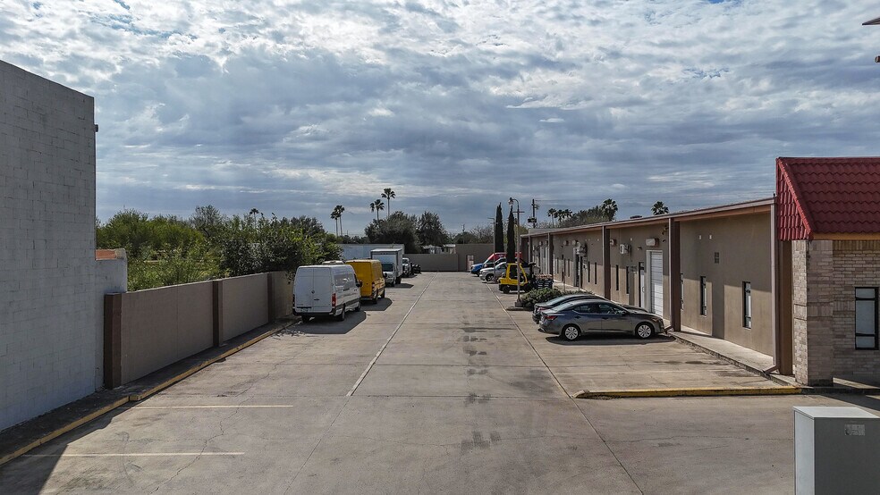 More Photos Of 824 E Hackberry Ave, McAllen Flex For Lease