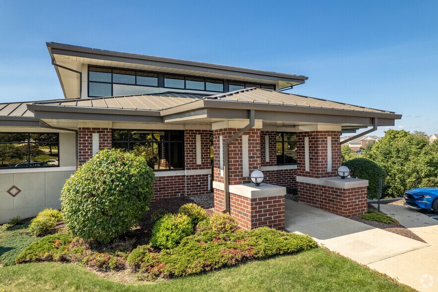 More Photos Of 1166 Quail Ct, Pewaukee Office For Lease