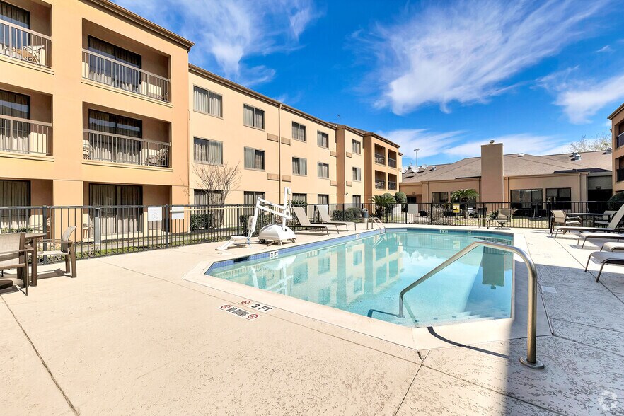 More Photos Of 9190 Gulf Fwy, Houston Hospitality For Sale