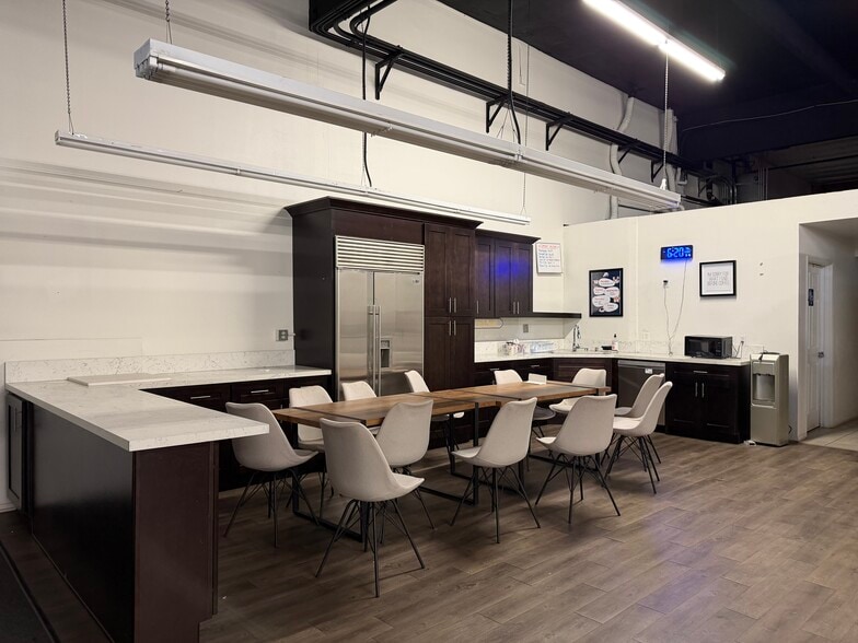 More Photos Of 7700-7704 Kester Ave, Van Nuys Warehouse For Lease