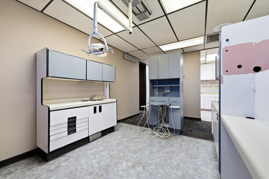 More Photos Of 1669 W Avenue J, Lancaster Medical For Lease
