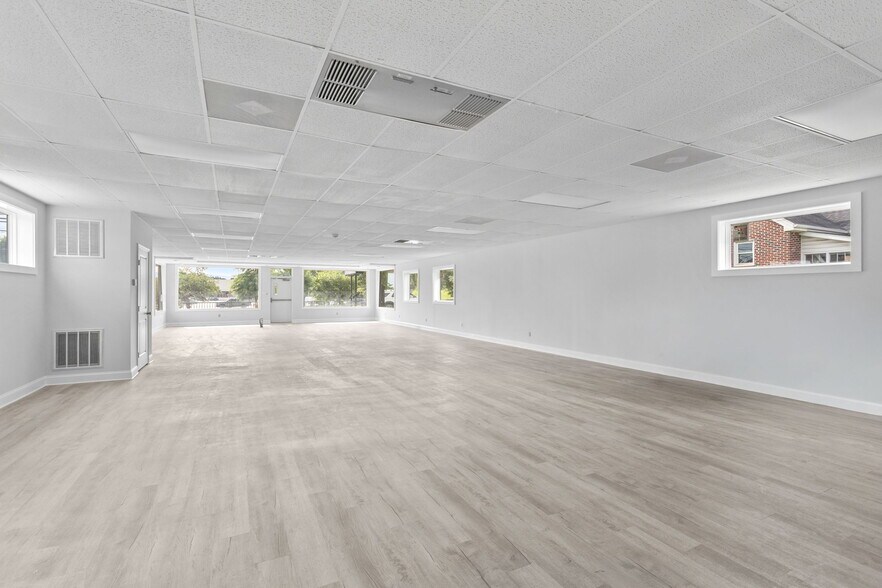 More Photos Of 384 Main st, Timberville Freestanding For Lease