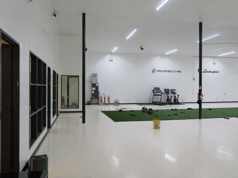 More Photos Of 5900 Schumacher Ln, Houston Auto Repair For Lease