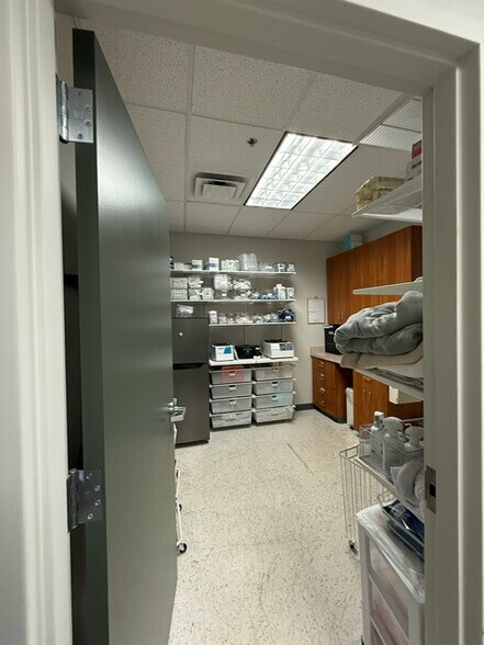 More Photos Of 9501 N Oak Tfwy, Kansas City Medical For Lease