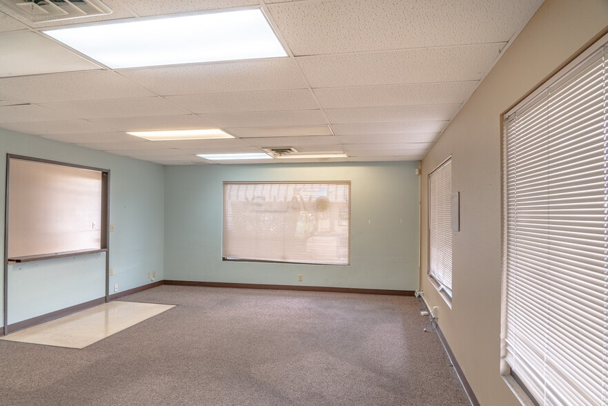 More Photos Of 815-817 N Central Ave, Medford Storefront For Lease
