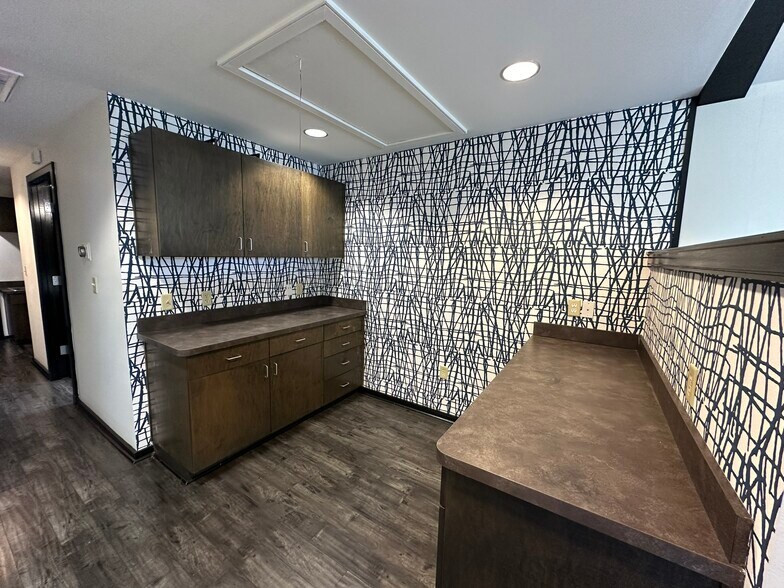 More Photos Of 442 Government St, Baton Rouge Office For Sale