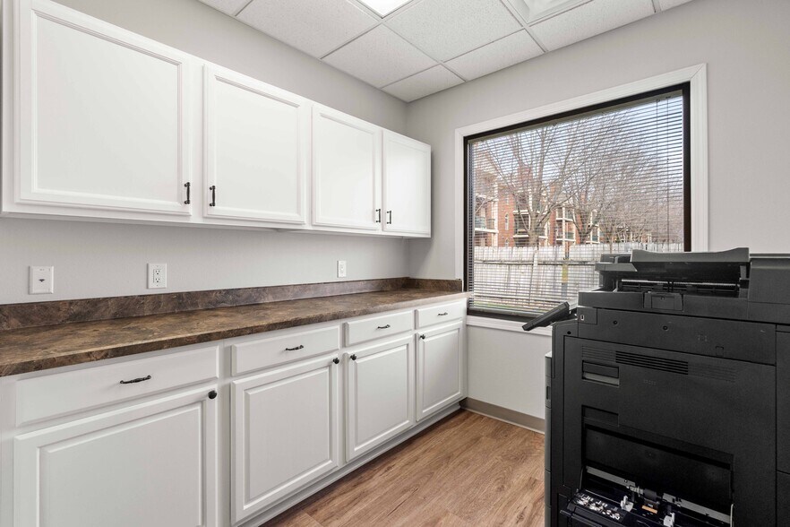 More Photos Of 4920 Pleasant St, West Des Moines Office For Lease