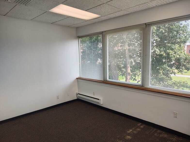 More Photos Of 240 Plandome Rd, Manhasset Office For Lease