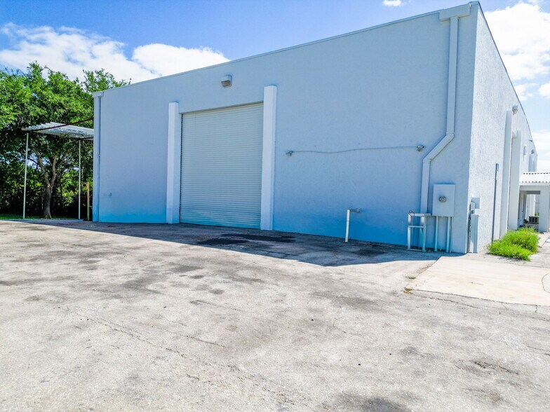 More Photos Of 5524 Independence Ct, Punta Gorda Warehouse For Sale