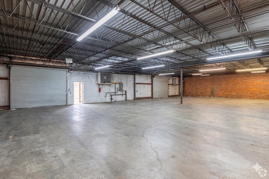 More Photos Of 222 King St S, Calhoun Warehouse For Sale