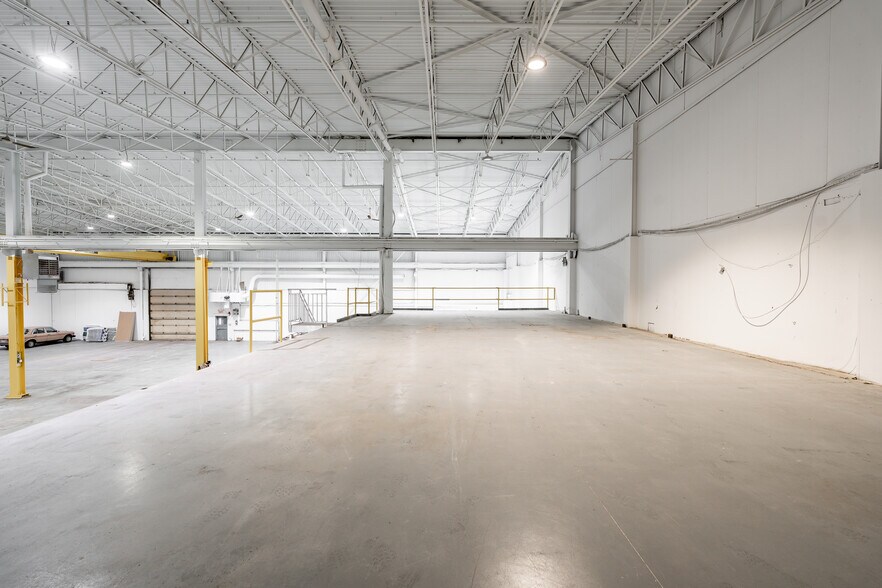 More Photos Of 9055 Boul Henri-Bourassa E, Montréal Industrial For Lease