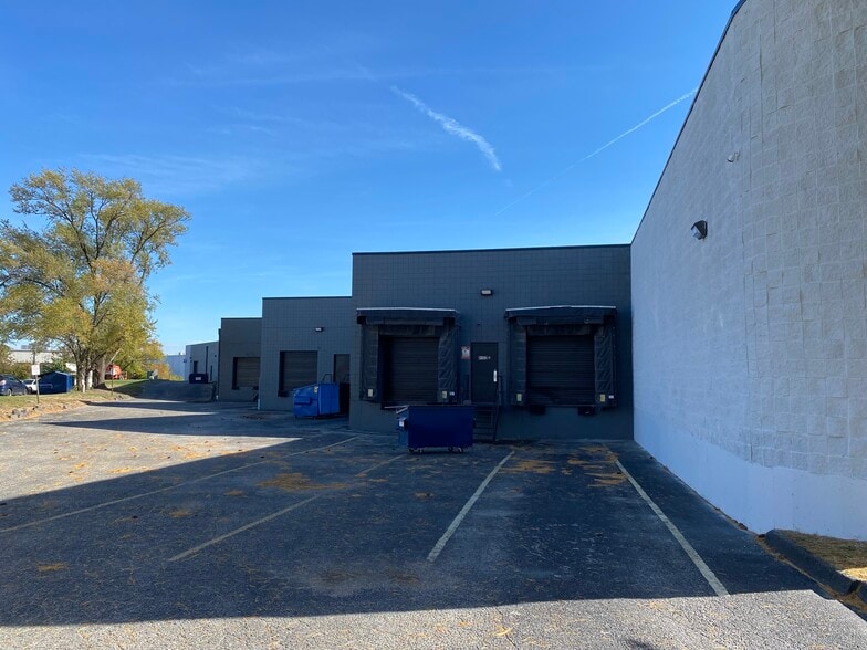 More Photos Of 4132 Shoreline Dr, Earth City Warehouse For Lease