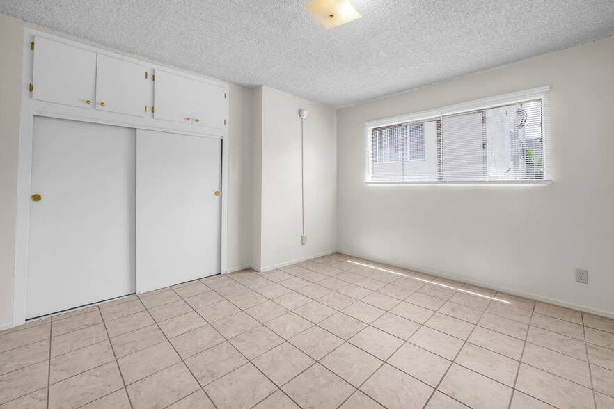 More Photos Of 4956 Romaine St, Los Angeles Apartments For Sale