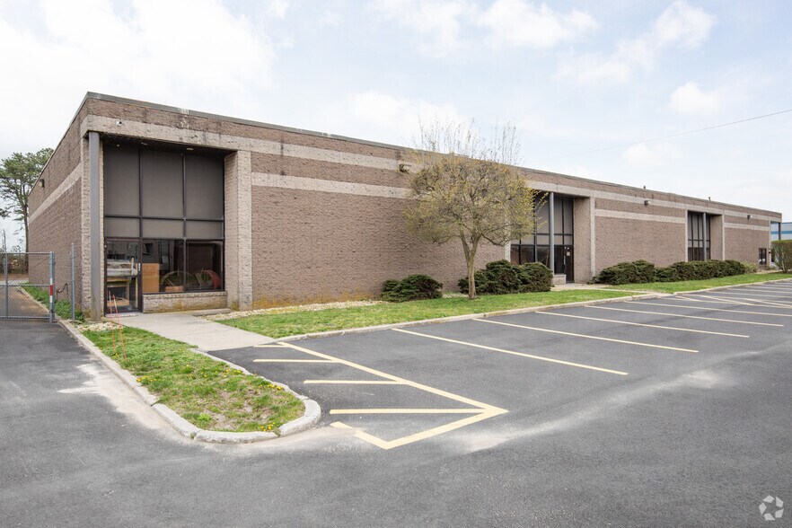 More Photos Of 41 Howard Pl, Ronkonkoma Warehouse For Lease