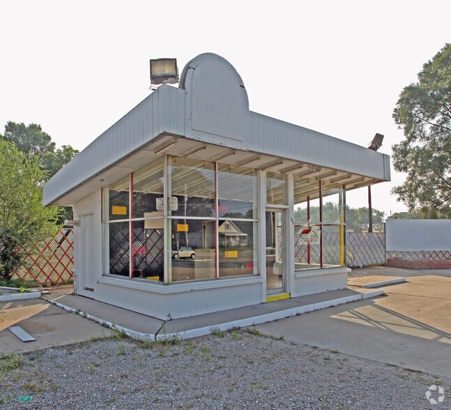 More Photos Of 1006 Velp Ave, Green Bay Freestanding For Sale