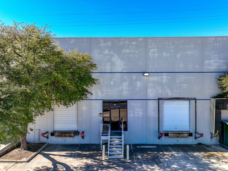 More Photos Of 5813 Distribution, San Antonio Warehouse For Lease