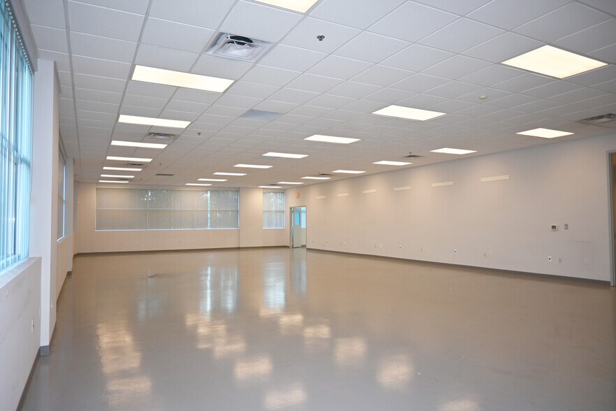 More Photos Of 39525 W 13 Mile Rd, Novi Office For Sale