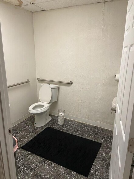 More Photos Of 10606 Warwick Blvd, Newport News General Retail For Sale