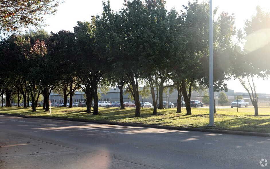 8660 N Eldridge Pky, Houston, TX 77041 Distribution For Sale