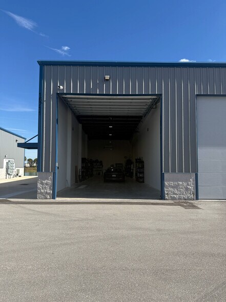 More Photos Of 16711 Cave Cove, Fort Myers Self Storage For Sale