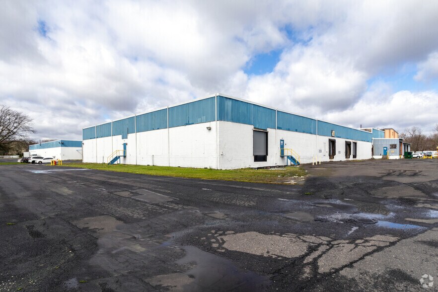 More Photos Of 100 Main St, Tullytown Warehouse For Lease