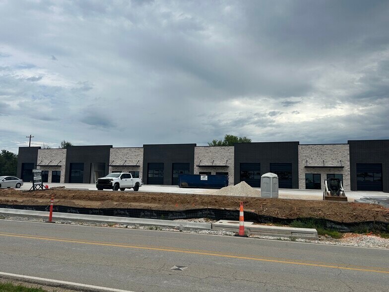 More Photos Of 296 S Barrington Rd, Tontitown Showroom For Lease
