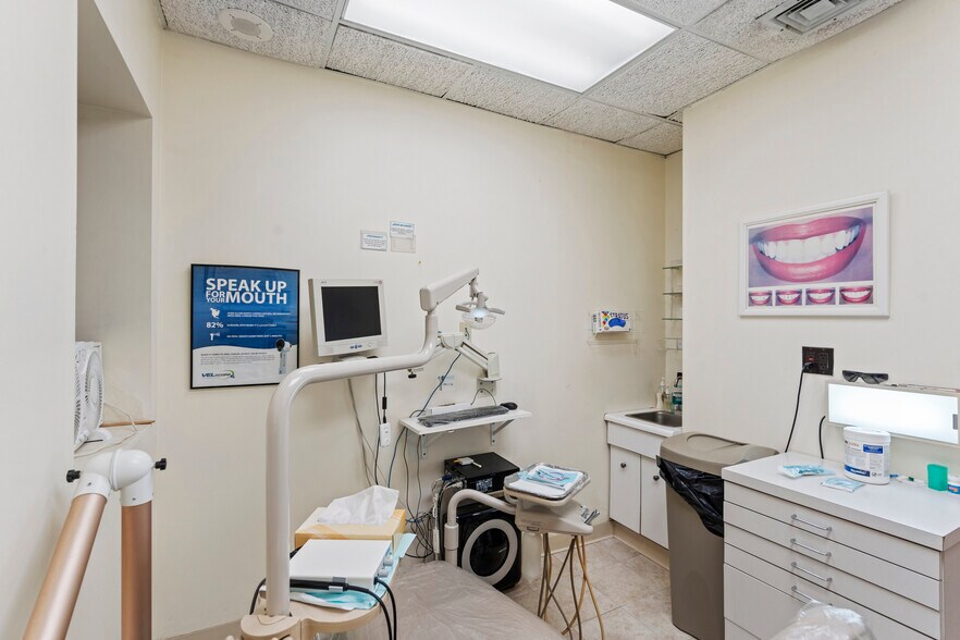 More Photos Of 230 Hilton Ave, Hempstead Office For Sale