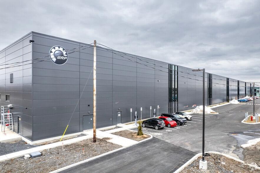 More Photos Of 1500 Ch De Service, Saint-Philippe Distribution For Lease