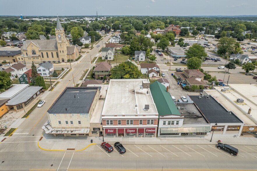 More Photos Of 172 W Wisconsin Ave, Kaukauna Storefront For Sale