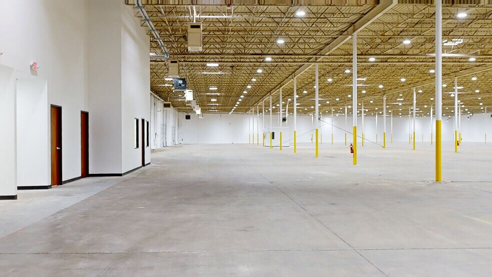 More Photos Of 2424 N Westmoreland Rd, Dallas Manufacturing For Lease