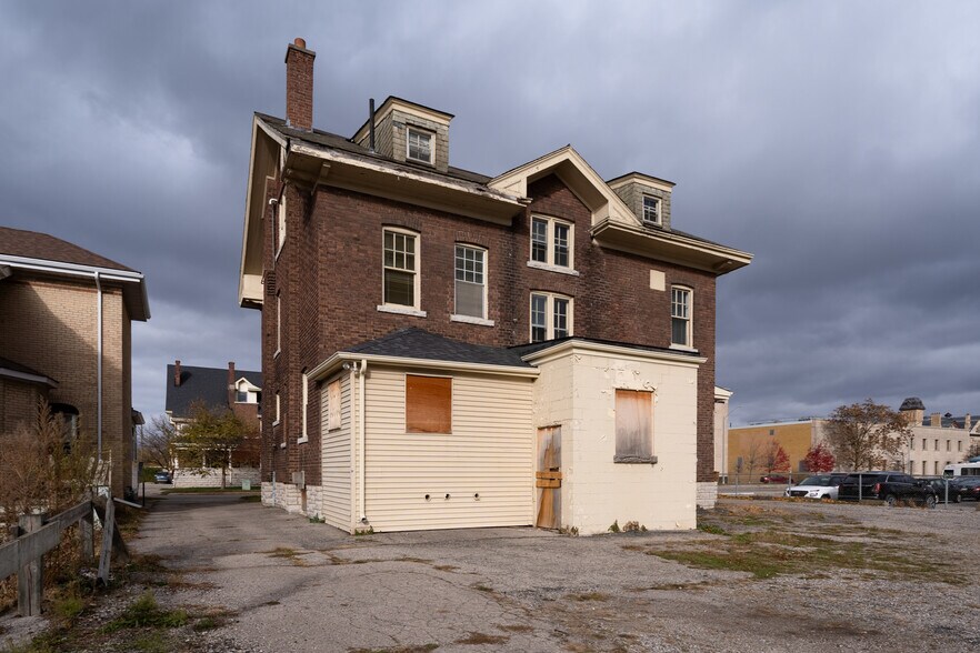 More Photos Of 41 Wellington St, Brantford Office For Sale