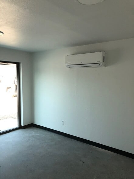 More Photos Of 1011 Upper Denton Rd, Weatherford Warehouse For Lease