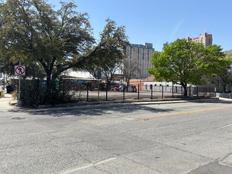 More Photos Of 1116 E Houston St, San Antonio Unknown For Lease