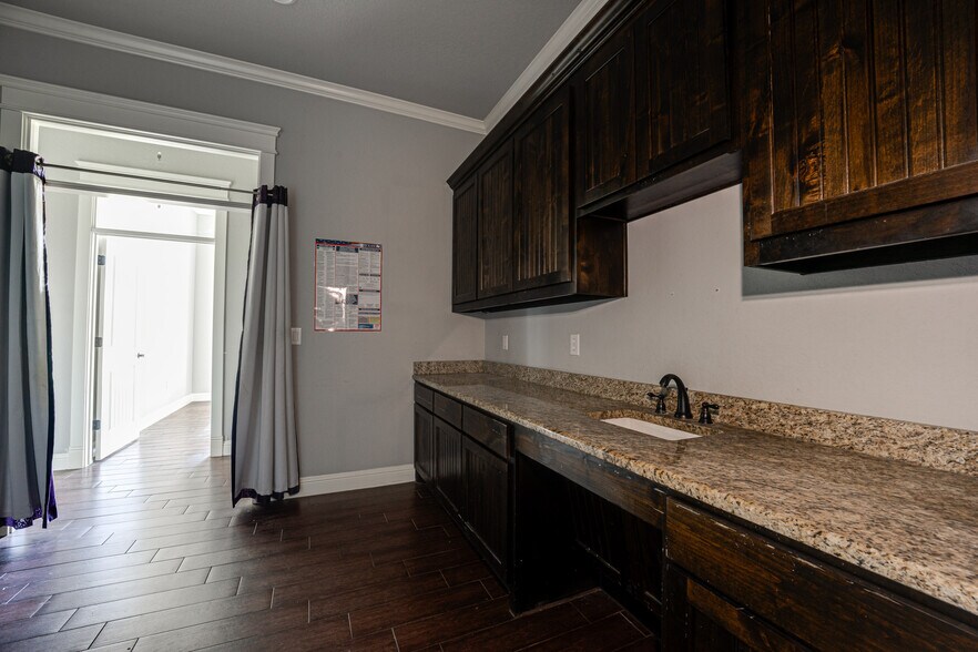 More Photos Of 1795 N 77 Hwy, Waxahachie Medical For Lease