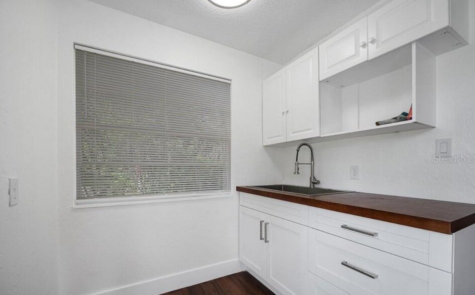 More Photos Of 934 S Ridgewood Ave, Daytona Beach Sorority Fraternity House For Sale