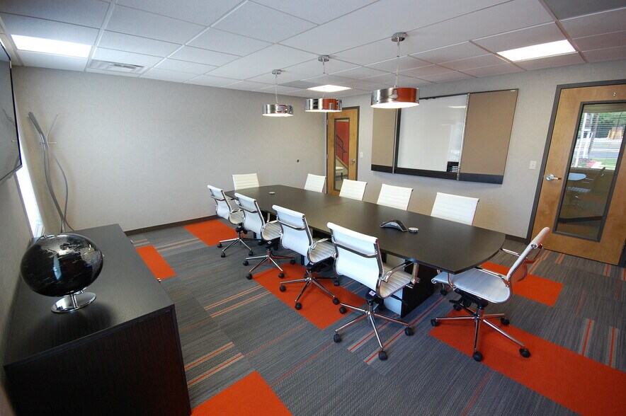 More Photos Of 5251 S East St, Indianapolis Office For Lease