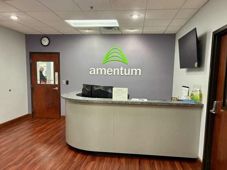 More Photos Of 125 Broadway Ave, Oak Ridge Office For Sale