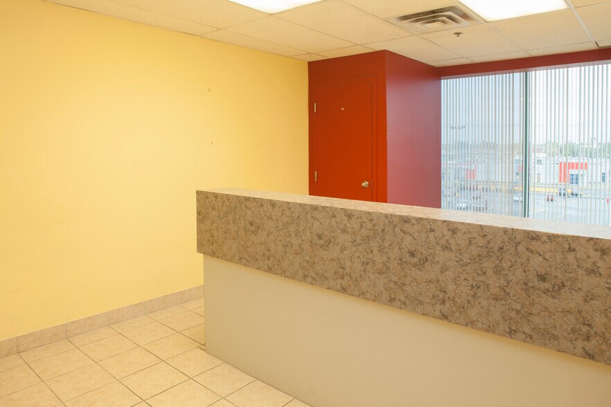More Photos Of 5805-5879 Boul Henri-Bourassa E, Montréal Office For Lease