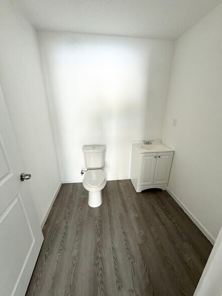 More Photos Of 210-212 Stanfield Dr, Waco Light Manufacturing For Sale