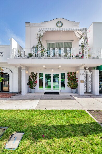 More Photos Of 255 Royal Poinciana Way, Palm Beach Storefront Retail Residential For Lease
