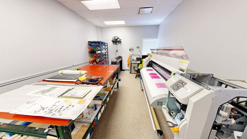 More Photos Of 1721 Acorn Dr, Rogers Warehouse For Lease