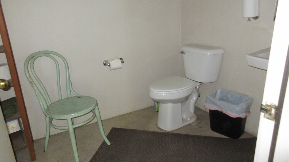 More Photos Of 1502 University Pky, Yakima Warehouse For Sale