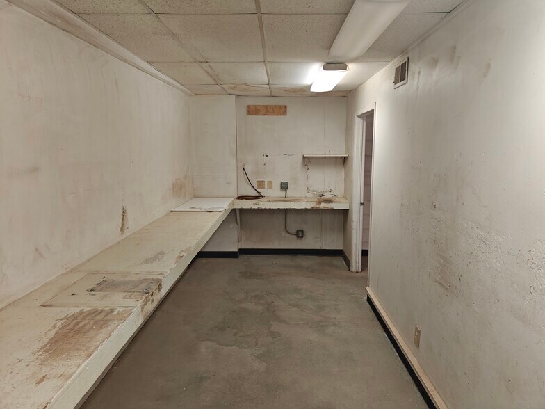 More Photos Of 208 1st St, McCook Office For Sale