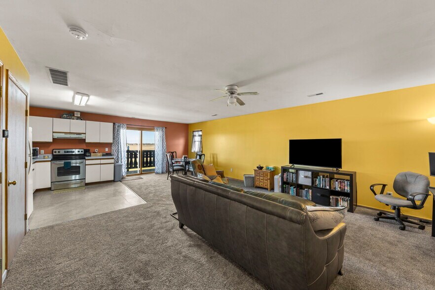 More Photos Of 645 E Lasalle St, Somonauk Showroom For Lease