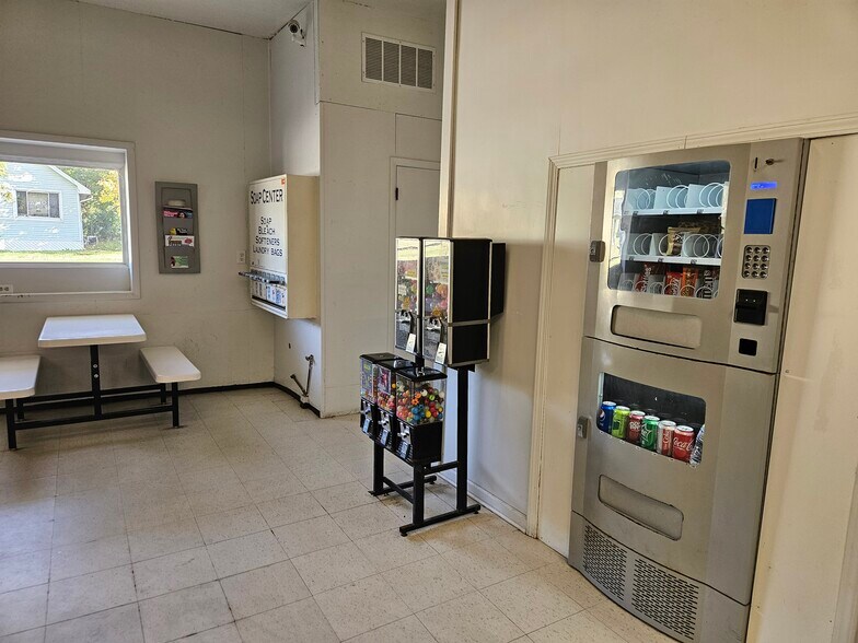 More Photos Of 1245 E Bluff St, Marseilles Freestanding For Sale