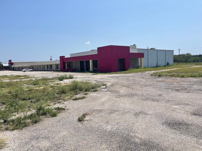 More Photos Of 1823 N Frontage Rd, Beeville Office For Sale