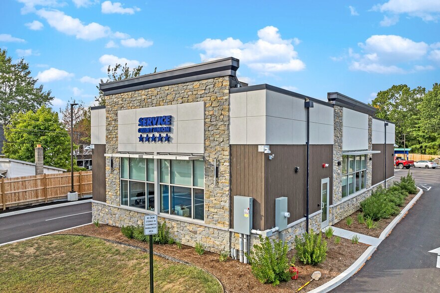 Primary Photo Of 5 Sargents Pl, Gilford General Retail For Sale